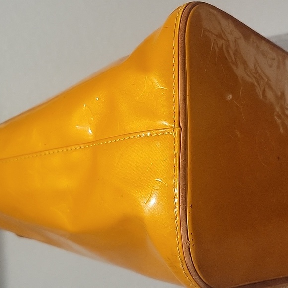 36. Authentic Louis Vuitton Shoulder Bag Houston Yellow Vernis - Picture 5 of 12